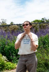 Remerón color crema con estampado en la espalda de dos manos con ojos en las palmas y estrellas azules.