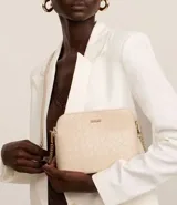 Cartera bandolera pequeña color beige con efecto tressê y correa de cadena larga.