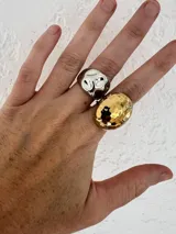 Anillo dorado con forma ovalada y diseño texturizado. Fabricado en acero inoxidable enchapado en oro de 18k.