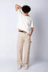 Remera color crudo de corte cuadrado y holgado, con cuello redondo y mangas cortas. Confeccionada en algodón pesado.