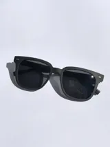 Lentes de sol negros con marco cuadrado y lentes polarizadas.