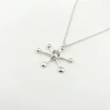 Collar de plata 950 con diseño de pulpo y detalles en baño de oro, con piedra verde en el centro.