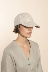 Gorra con visera de lana color beige con diseño de espiga.