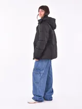 Campera puffer roja con capucha, cierre frontal con cremallera y bolsillos laterales.