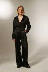 Pantalón negro ancho de poliéster con pinzas y calce alto.