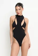 Body negro con cuello alto y aberturas en el pecho y los laterales.