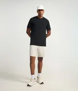 Bermuda deportiva color beige, con cintura elástica, cordón de ajuste, bolsillos con cierre y estampa lateral de lettering.