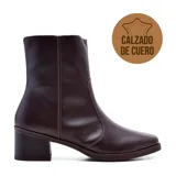 Bota corta de cuero color marrón con taco bloque y punta cuadrada.
