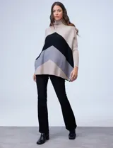 Polera tejida beige con diseño de animal print, de corte oversize y manga larga japonesa con puño elastizado.