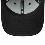 Gorra New Era negra de pana con el logo de los New York Yankees bordado en blanco en el frente.