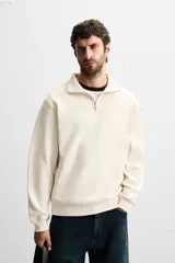 Sudadera regular fit color bordó, con cuello alto y cierre frontal de cremallera. Manga larga y acabados en rib.
