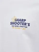 Camiseta blanca de manga corta y cuello redondo, con calce holgado. Estampa pequeña en el pecho con la frase "Sharp Shooters".
