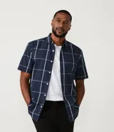 Camisa de manga corta con estampado de cuadros grid, corte comfort y cuello camisero.