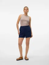 Musculosa marrón de punto canalé con cuello redondo y sisas anchas.