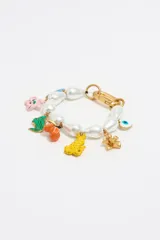 Pulsera de perlas irregulares con charms colgantes de motivos selváticos y cierre de mosquetón dorado.