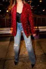 Blazer rojo con lentejuelas, solapas de muesca y corte recto.