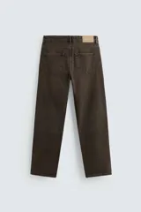 Pantalón de jean celeste de corte recto, con cinco bolsillos y cierre frontal con botones.