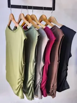 Musculosa sin mangas con detalle de frunce lateral.