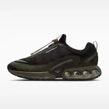 Zapatilla deportiva Nike Air Max Dn Roam, color negro y verde oliva (cargo khaki), con sistema de amortiguación Air Max visible en el talón mediante burbujas esféricas. Presenta un sistema de ajuste rápido con cordón y tanca en la parte superior.