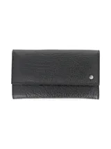 Billetera de cuero vacuno color negro, con broche metálico y remache metálico con logo de la marca. Interior con forro textil y detalle con inscripción "HECHO EN URUGUAY".