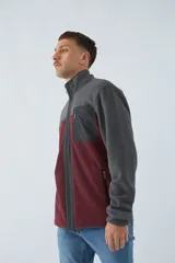 Campera polar para hombre con cuello alto, bolsillos con cierre y logo estampado.