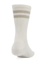 Medias deportivas blancas con tres rayas horizontales grises en la parte superior. Tejido liviano y transpirable con soporte para el arco.