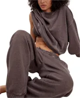 Pantalón de jogging negro con efecto gastado (acid wash), tiro medio y silueta relajada con puños ajustados en los tobillos. Presenta cordón de ajuste en la cintura y costuras visibles en contraste.