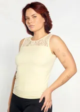 Musculosa color crema con breteles finos y detalle de encaje en la parte superior delantera y trasera.