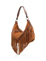 Bolso bandolera marrón de gamuza con flecos largos en la parte inferior. Tiene un asa de cuero y cierre superior.