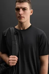 Camiseta deportiva marrón de tejido técnico ligero y elástico con estructura. Cuello redondo, manga corta, costuras planas y logo estampado.