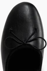 Ballerinas negras de cuero con punta redonda y moño.