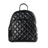 Mochila negra de cuero sintético con diseño acolchado en forma de rombos. Tiene un asa corta superior y dos correas traseras regulables. Cuenta con cierre principal, dos bolsillos externos con cierre, dos bolsillos laterales abiertos, un bolsillo interno con cierre y dos bolsillos internos abiertos.