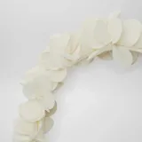Diadema color blanco con apliques de flores de tela.