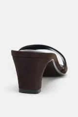 Sandalia marrón de ante con tacón ancho y punta cuadrada.