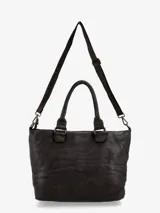 Bolso marrón de cuero con diseño tejido y apliques metálicos. Tiene doble asa corta y correa larga regulable.