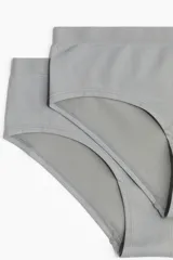 Pack de dos bombachas hipster color gris, de microfibra sin costuras, con refuerzo interior y cobertura media en la parte trasera.