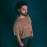 Remera color arena con efecto lavado, corte oversize y estampado frontal con el logo de Kaboa Graphics en negro, rojo y azul.