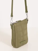 Mini bag de tela técnica con matelasseado negro, cierre metálico y forro estampado. Incluye un bolsillo plaqué y correa regulable de cuero.