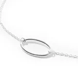 Pulsera plateada con cadena fina y dije central con forma de óvalo.