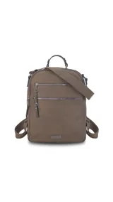 Mochila color verde oliva de símil cuero con textura. Tiene doble cierre superior, dos bolsillos frontales con cierre metálico, asa de mano rígida y correas de galón regulables.