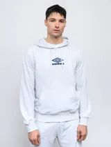 Canguro negro de felpa sin frisa con capucha y logo Umbro bordado en rojo en el pecho. Cuenta con bolsillo tipo canguro y cordones ajustables en la capucha.