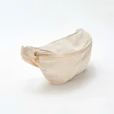 Riñonera color beige de pana con correa ajustable y cierre dorado.