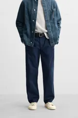 Pantalón azul marino de algodón con corte regular fit, bolsillos delanteros y traseros de vivo, cierre frontal con cremallera y botón.