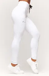 Calza deportiva negra de tiro alto con cordón ajustable en la cintura y logo estampado en la pierna.