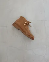 Zapato acordonado negro de cuero vacuno con suela track.