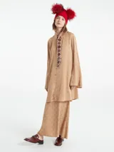 Camisa de manga larga color terracota con botones frontales y mangas acampanadas, diseño amplio y largo que se puede usar como vestido.