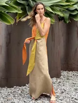 Vestido largo color naranja, amarillo y beige, con breteles finos y lazo en la cintura.