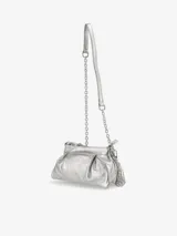 Cartera plateada con efecto arrugado, cierre superior y correa de cadena metálica.