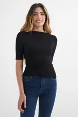 Sweater negro de tejido de punto acanalado, con cuello bote y mangas cortas.
