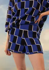 Short de punto de algodón con estampado geométrico en azul, negro y blanco. Tiene corte tiro alto y pretina elastizada.